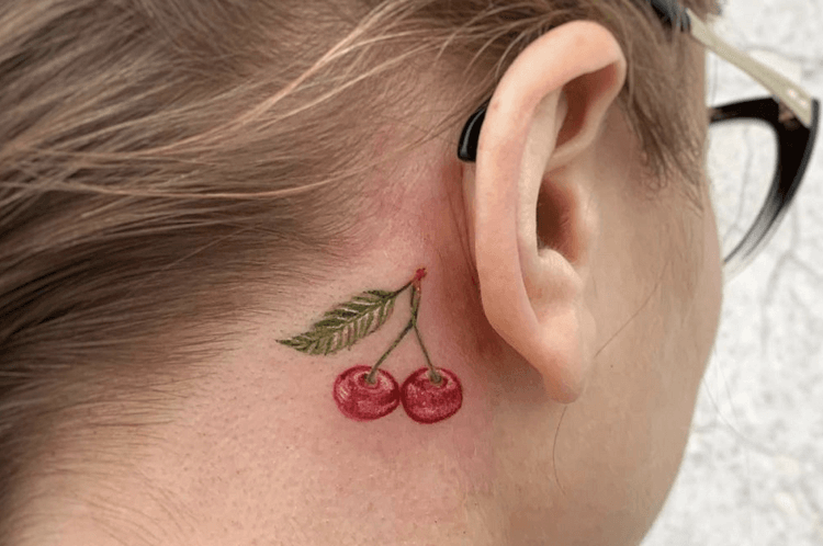 tatuaż za uchem