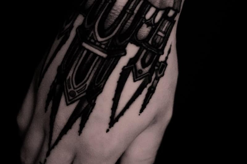 tatuaż na dłoni