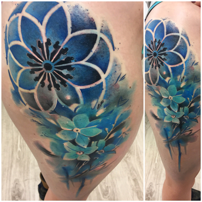 Kolorowy tatuaż przedstawiający kwiaty by Bam