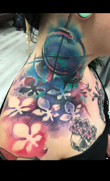 Kolorowy tatuaż na szyi w stylu abstrakcyjnym by Łukasz w Caffeine Tattoo