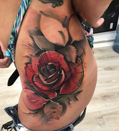 Tatuaż róży od Łukasza Bama